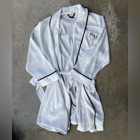 kate spade Other - Kate Spade New York White Mrs. Embroidered Initials Bathrobe Sz Medium